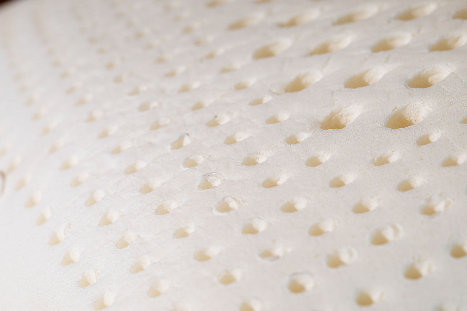 Natural Latex vs Memory Foam Mattresses: 5 Key Differences