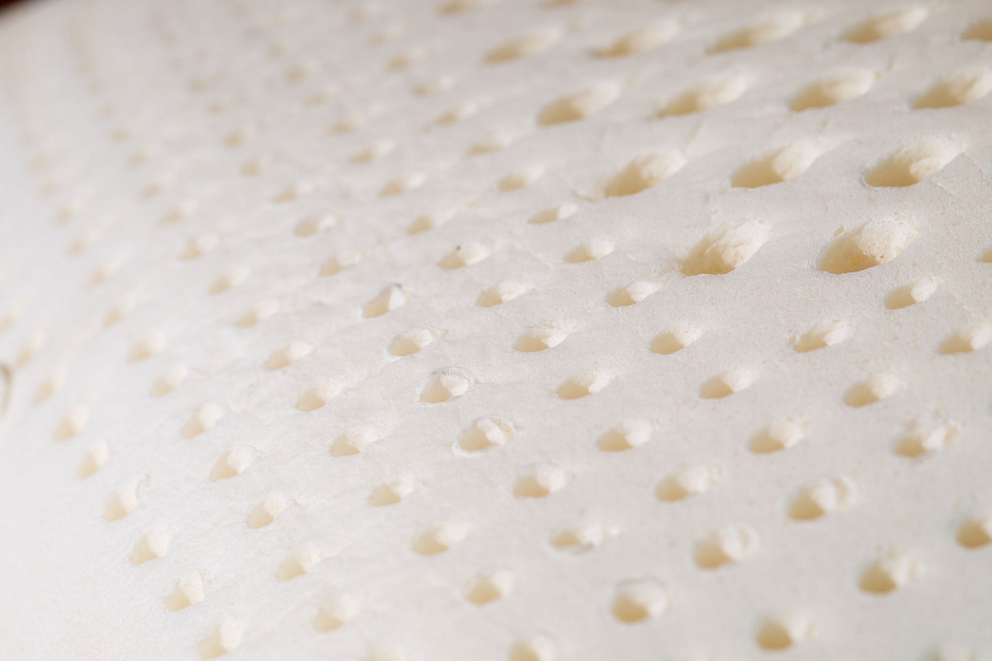 Natural Latex vs Memory Foam Mattresses: 5 Key Differences