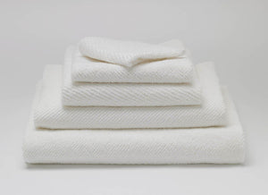 Coyuchi Alpine White Organic Air Weight Towels & Bath Mats